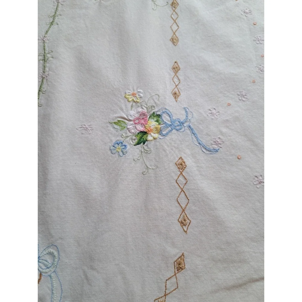 VTG Cotton Ivory Embroidered Oval Tablecloth 92 X 61 Inches